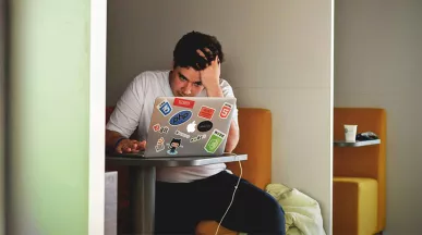 Foto mostra uma pessoa preocupada em seu trabalho