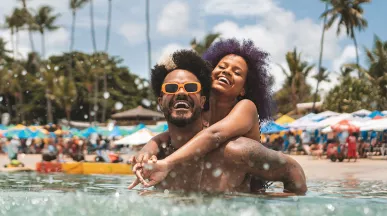 Foto mostra um casal curtindo férias na praia