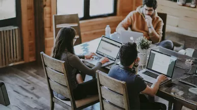 Foto mostra um grupo de pessoas trabalhando em um escritório