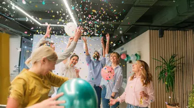 equipe festejando em ambiente corporativo.