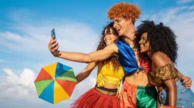pessoas com roupa de carnaval tirando foto.