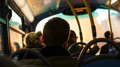 pessoa sentada em ônibus.