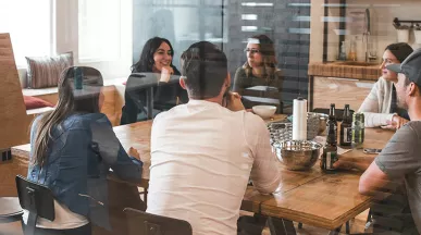 grupo de pessoas conversando. 