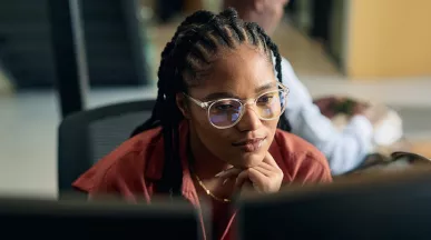 mulher olhando para computador pensativa.