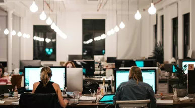 time trabalhando em escritório.