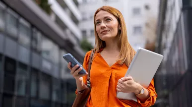 mulher com notebook e celular.