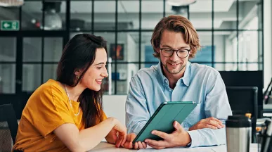 duas pessoas discutindo sobre algo em tablet.