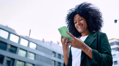 Foto mostra uma mulher acessando o smartphone