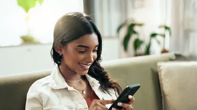 Mulher faz compra com Pluxee no delivery do iFood