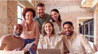 Foto mostra um grupo de colegas de trabalho depois de uma reunião