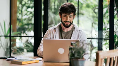 Profissional do financeiro busca informações sobre benefícios para funcionários