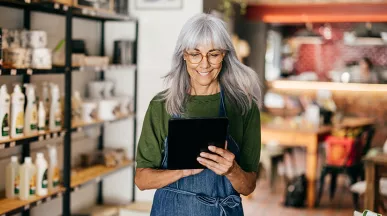 Foto mostra empreendedora trabalhando em seu pequeno comércio