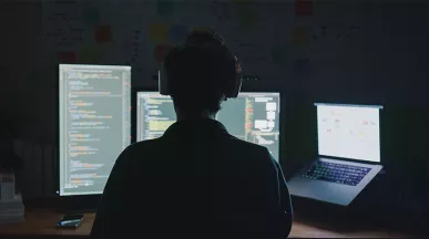 pessoa trabalhando em ambiente escuro.