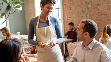homem em restaurante sendo atendido por uma mulher