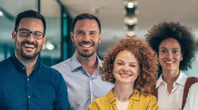 time sorrindo em escritório.