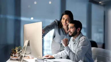 homem e mulher trabalhando juntos.