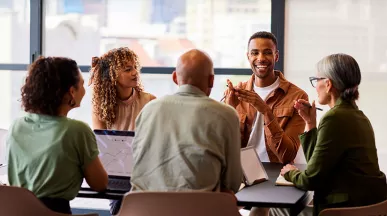 pessoas conversando em mesa.