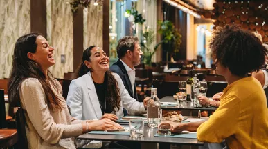 Imagem mostra 3 amigas almoçando juntas na pausa do trabalho