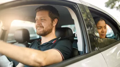 pessoa em carro de aplicativo.