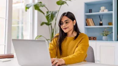 mulher usando computador.
