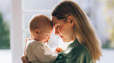 mulher com a testa encostada em seu neném.