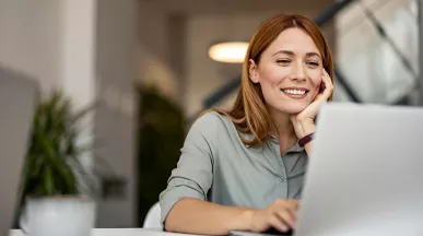 pessoa sorrindo para computador.