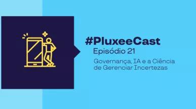 Imagem com um fundo azul, um logo com uma pessoa do lado de um celular e a descrição do nosso Episódio 21 do PluxeeCast