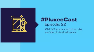 Imagem com fundo azul e um logo na frente com uma pessoa e um celular do lado, e descrição do nosso Ep 22 do PluxeeCast sobre os 50 anos de PAT