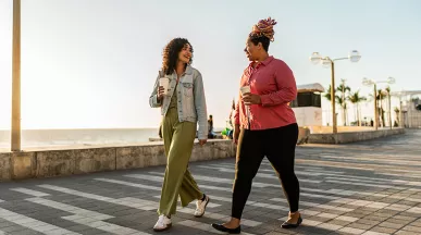 Foto mostra duas colegas de trabalho que decidem ficar em off por um tempo