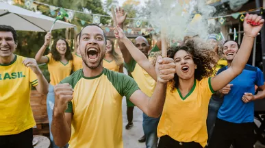 grupo de pessoas torcendo para a seleção brasileira durante a copa do mundo.