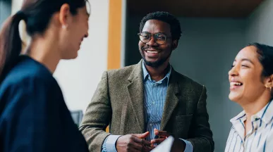 Grupo conversa animadamente depois de reunião de trabalho