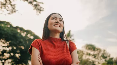 mulher sorrindo ao ar livre.