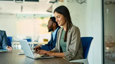 Mulher utiliza prompts de IA para melhorar sua performance no RH