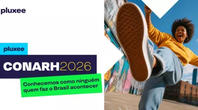 Peça promocional da Pluxee para o CONARH 2026. À esquerda, aparecem os logotipos da Pluxee e o texto “CONARH 2026”, acompanhado da mensagem “Conhecemos como ninguém quem faz o Brasil acontecer”. À direita, uma pessoa usando moletom amarelo, calça jeans e tênis aparece em primeiro plano com um dos pés voltado para a câmera, em um ambiente urbano com murais coloridos e céu azul ao fundo.
