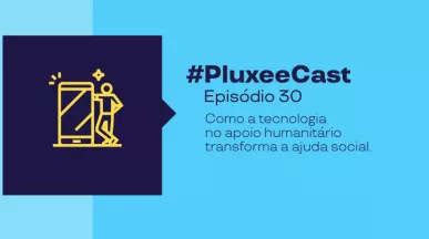 Capa do PluxeeCast, episódio 30, sobre como a tecnologia no apoio humanitário transforma a ajuda social, com ilustração de smartphone e pessoa.