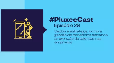 Imagem promocional com fundo azul turquesa e texto “#PluxeeCast Episódio 29, sobre Dados e estratégia: como a gestão de benefícios alavanca a retenção de talentos nas empresas”, acompanhada de ícone de pessoa usando celular