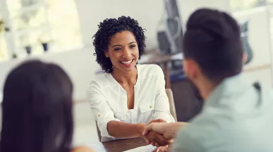 mulher sorrindo enquanto faz a admissão de profissional.