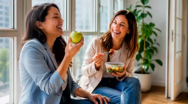 Pessoas fazendo pausa para refeição saudável no ambiente de trabalho, representando bem-estar corporativo e qualidade de vida.