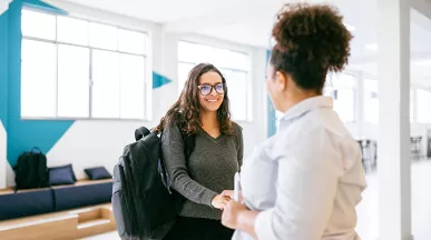 Profissional se despede de colega de trabalho que está saindo da empresa