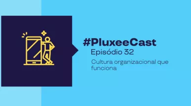 Imagem promocional com fundo azul e texto #PluxeeCast Episódio 32 – Cultura organizacional que funciona, acompanhada de ícone de pessoa usando celular