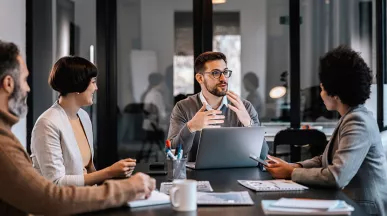 pessoas conversando em reunião.