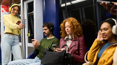pessoas andando de metrô.
