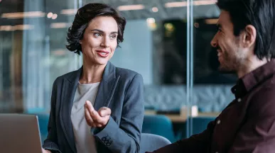 duas pessoas conversando no trabalho.