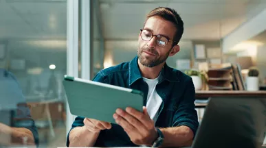 homem olhando dado em tablet.