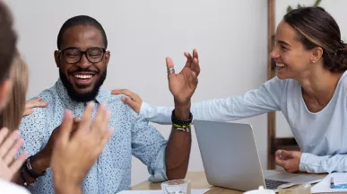pessoas sorrindo juntas no trabalho.