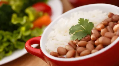 a imagem mostra um prato de comida com arroz e feijão