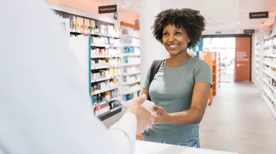 mulher comprando medicamento em farmácia.