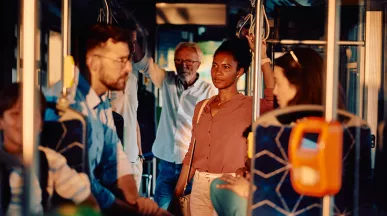 pessoas em ônibus.