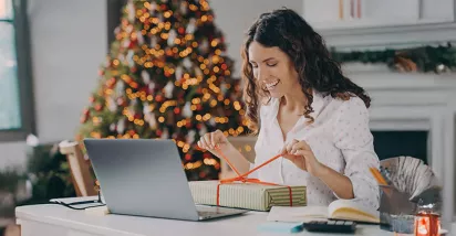 Funcionária abre o presente que comprou com gift card da empresa