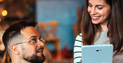 Duas pessoas conversam em um restaurante